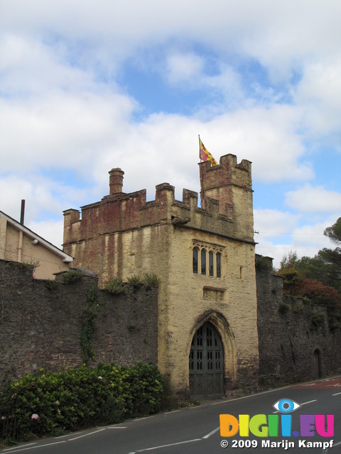 SX09654 Yellow gatehouse Porthmawr Gate in Crickhowell